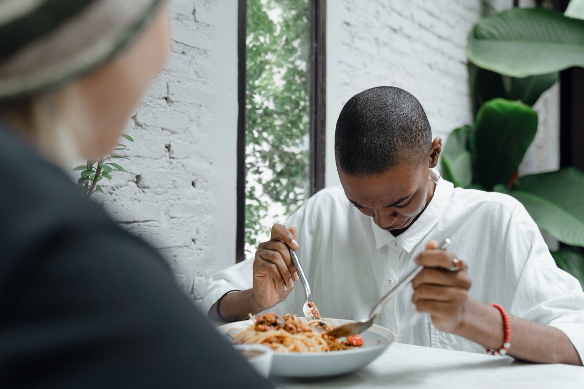 VeraSha09544228's tweet image. As a budget-conscious foodie, I want to know: What's your favorite affordable meal prep trick or recipe, Black Queens? Let's swap ideas for #BudgetFriendlyEating and #MealPrepInspo. 🍴💰 #BlackWomenNutrition
