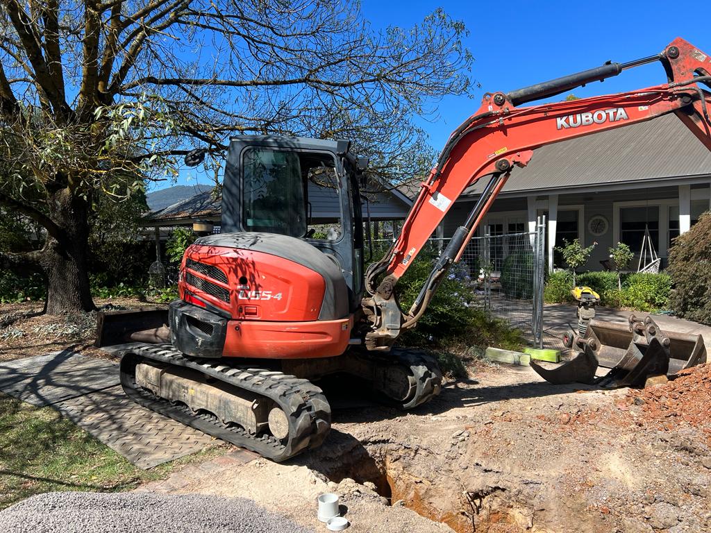 DunstoneCivil's tweet photo. Working near this tree today…. the Council insists we put rubber mats under our rubber track excavator. 🙄😂
.
.
.
.
.
#DCIVIL #dunstonecivil #savethetrees #greenpeace #ecowarriors 😂 #civil #civilengineering #civilworks #sewerbranch #yarravalleywater https://t.co/OluJZlBNwU