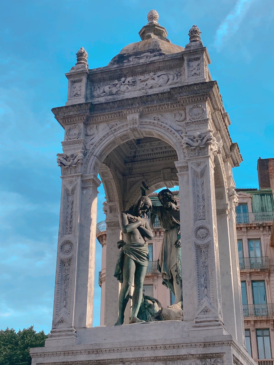 L'architecture traditionnelle française est magnifique 👍✨

#VOYAGEUSE_KJIN #Lyon #France