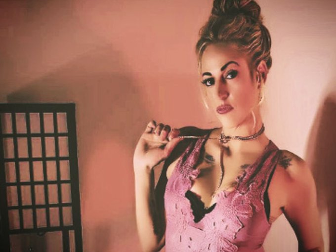 I'm online right now on Skyprivate - pay-per-minute system for Skype live shows. Call me right now in