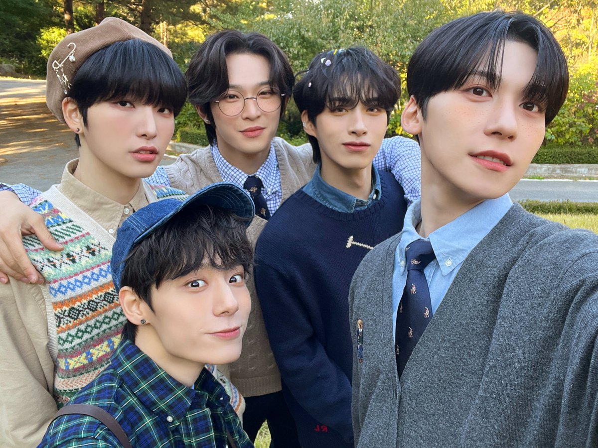 Image for [ONEUS] 🍀 ℍ𝔸ℙℙ𝕐 𝕋𝕆𝕄𝕆𝕆ℕ 𝔻𝔸𝕐 🍀 Ding Dong🚪 Family photo arrived 🎶 ONEUS TO MOON https://t.co/LTaxZWuKsA