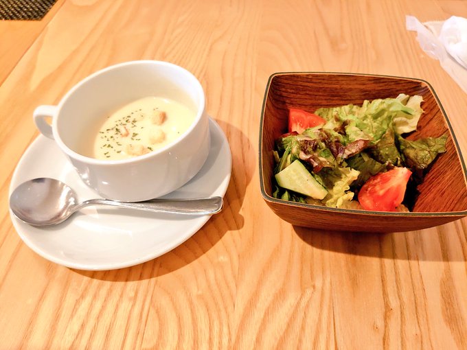 ランチのタイミングをずらした全く悪気のない #アキネコ飯 。伊万里牛のハンバーグ めちゃくちゃ柔らかくておいしかった! 