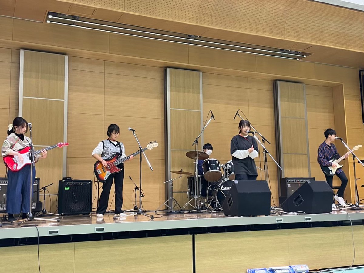 freizeit_ngu's tweet photo. 【超今更LIVEレポ】

奈良学園大学登美ヶ丘キャンパスにて、2022年10月9日に開催された登美ヶ丘祭のステージ企画に我々軽音サークルが出演しました🎤

初めてライブに出演する部員も多く、緊張もしましたが、楽しんで���奏することができたと思います✨
ありがとうございました！！

#登美ヶ丘祭 https://t.co/iFhsyIHmk6