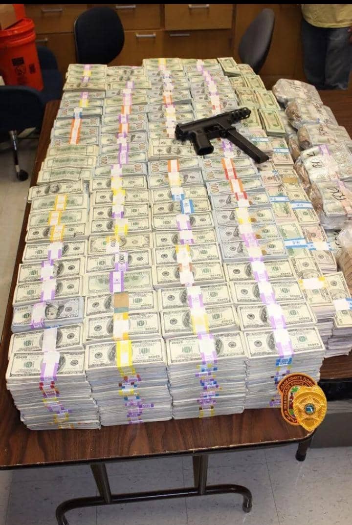 Aqui esta el bloqueo chavistas pendejos. 36 millones en efectivo sin rayitas, ni doblados en la punta. Mientras tanto los bolsas chavestias revisan si les llegó el bono de los muertos de hambre en la pagina patria.