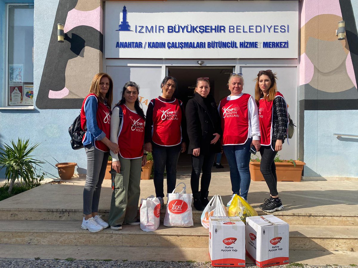 BayraklCHP's tweet photo. Depremzede kadın dayanışma paketlerimizi teslim ettik emeği geçen tüm kadın yoldaşlarımıza teşekkür ederiz https://t.co/VHLJGNTh70