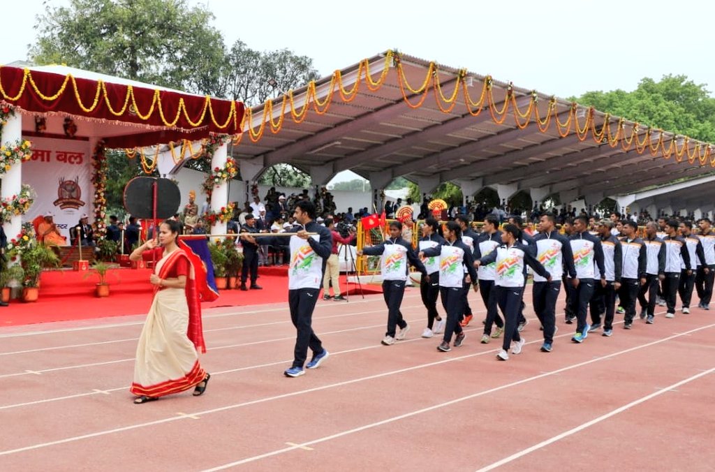 SSB_INDIA's tweet photo. Lighting of the symbolic flame of 71st All India Police Athletics Cluster Championship- 2022-23.  

@PMOIndia
@HMOIndia
@UPCMOffice
@Media_SAI
#AIPSCB
#AIPAC https://t.co/GyrinYSJmt