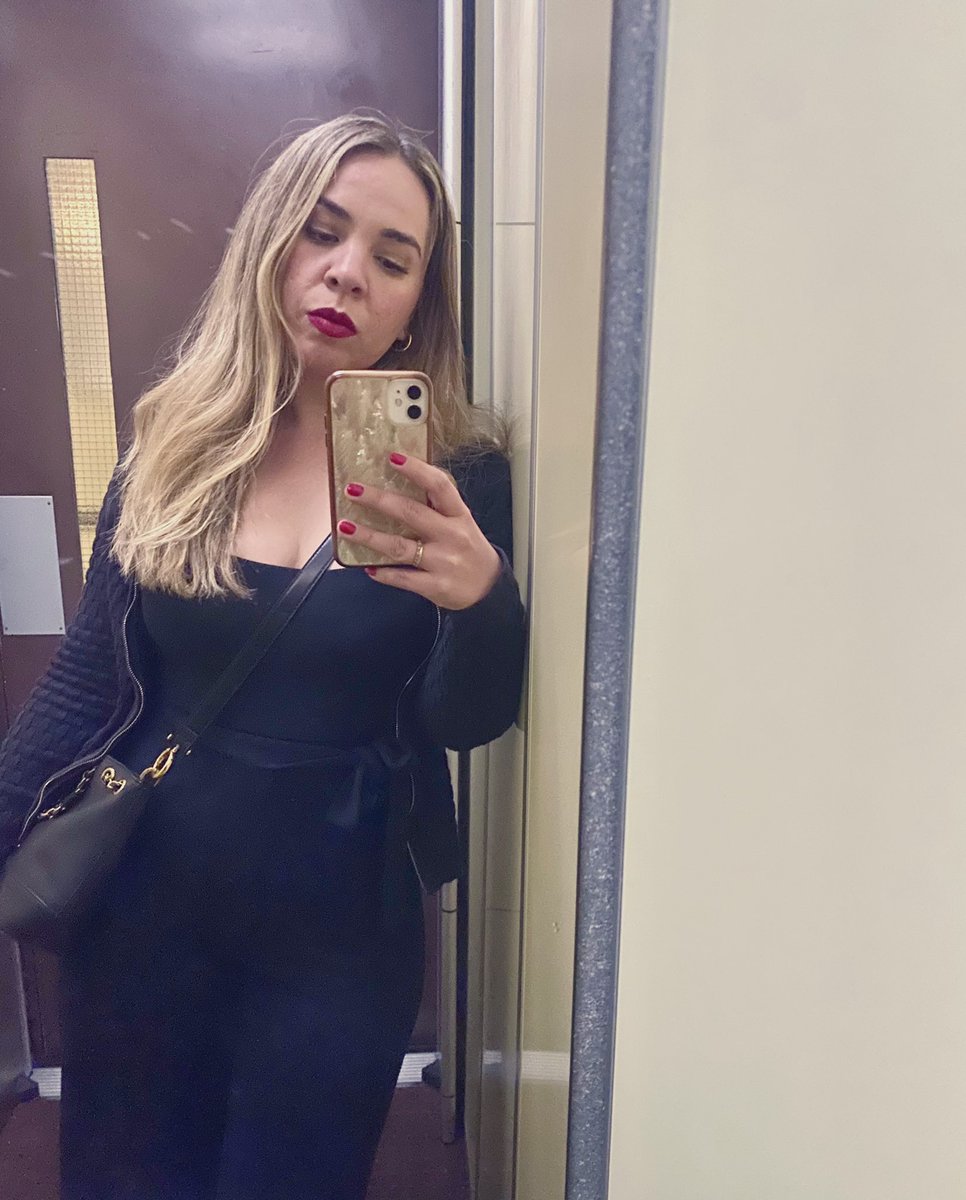 marcelalugof's tweet photo. Según @fabsnavaa si te sientes triste, tienes que ponerte bonita y pintarte la boca roja. Funciona 10/10. https://t.co/Yq9YfjEwYV