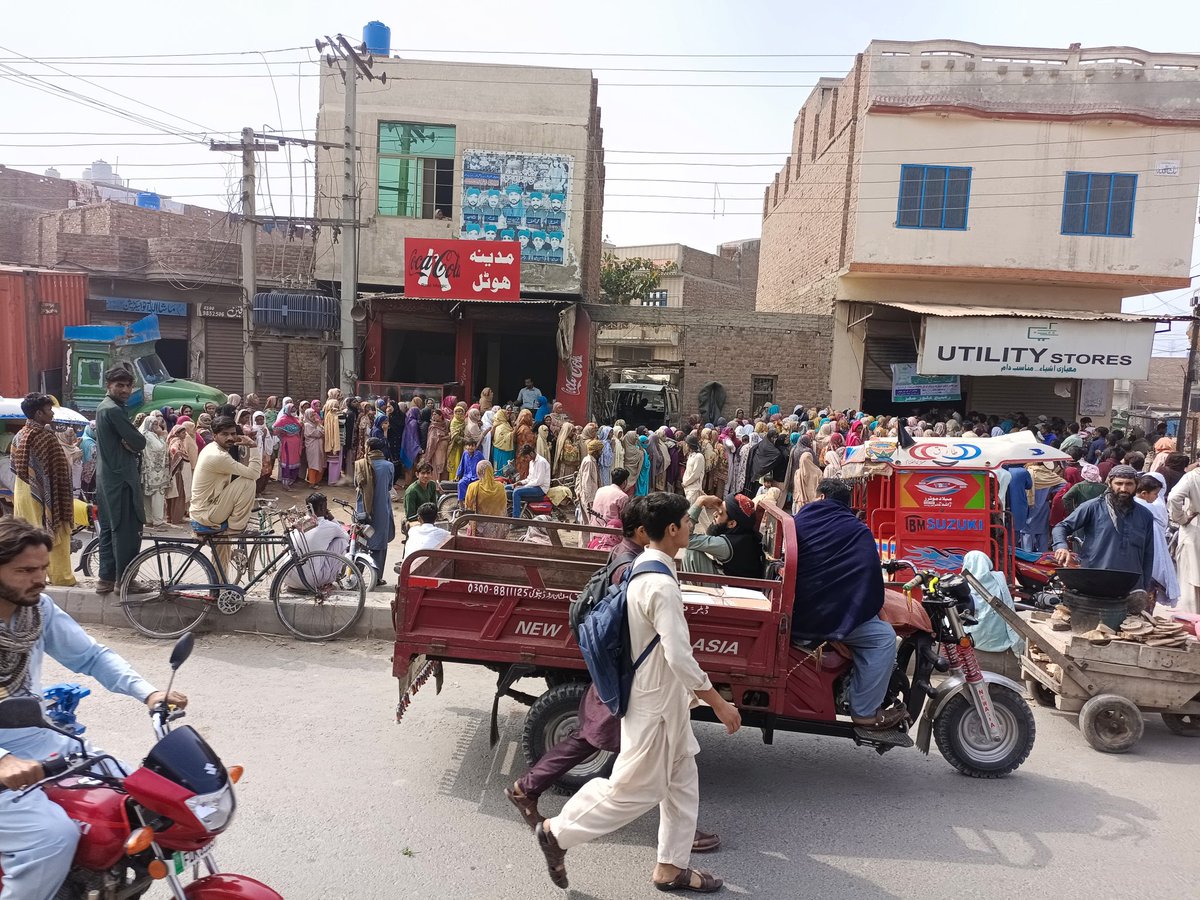 RahilShahazad's tweet photo. Very #pathetic, #people are #gathered in #hugenumbers in front of #utilitystores to get #cheapflour. #Mismanagement on its high, #poorgovernance
#Releasesiddiquejaan #ترازو_کے_پلڑے_برابر_کرو #ترازو_ہٹاو https://t.co/KqpVZlEDzE
