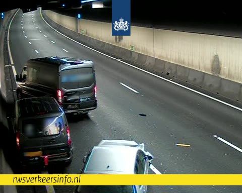 ⛔ | Door een ongeval is de Botlektunnel (#A15) richting Europoort dicht. Het verkeer kan omrijden via de Botlekbrug. De berger is onderweg. Houd rekening met extra reistijd vanwege de file.