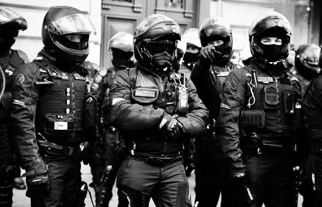 EricMassaud's tweet photo. Il y a dans ce pays 2 polices depuis 6 ans, une police sans moyens qui se fait insulter, caillasser dans des zones de non droit (plusieurs dizaines de suicides chaque année), une milice macroniste aux moyens illimités, qui n’a comme seule mission que mater le peuple récalcitrant. https://t.co/Lku5r54Gc2