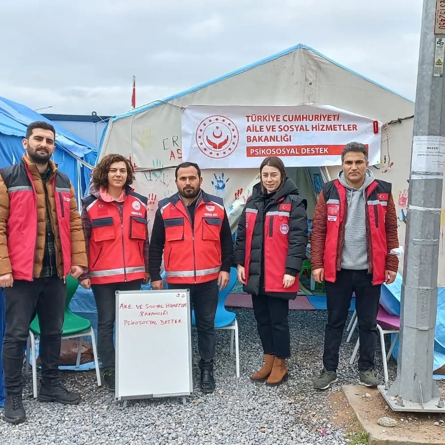 Malatya_ASHM's tweet photo. Psikososyal destek ekiplerimiz depremden etkilenen çocuklarımıza destek hizmeti sağlamaya devam ediyor.
📍Malatya
 Battalgazi Selçuk Ecza Deposu 
 #BirlikteGüçlüyüz
 #KırmızıYelekliler 

@deryayanikashb

@tcailesosyal https://t.co/A0UTI4Crfe