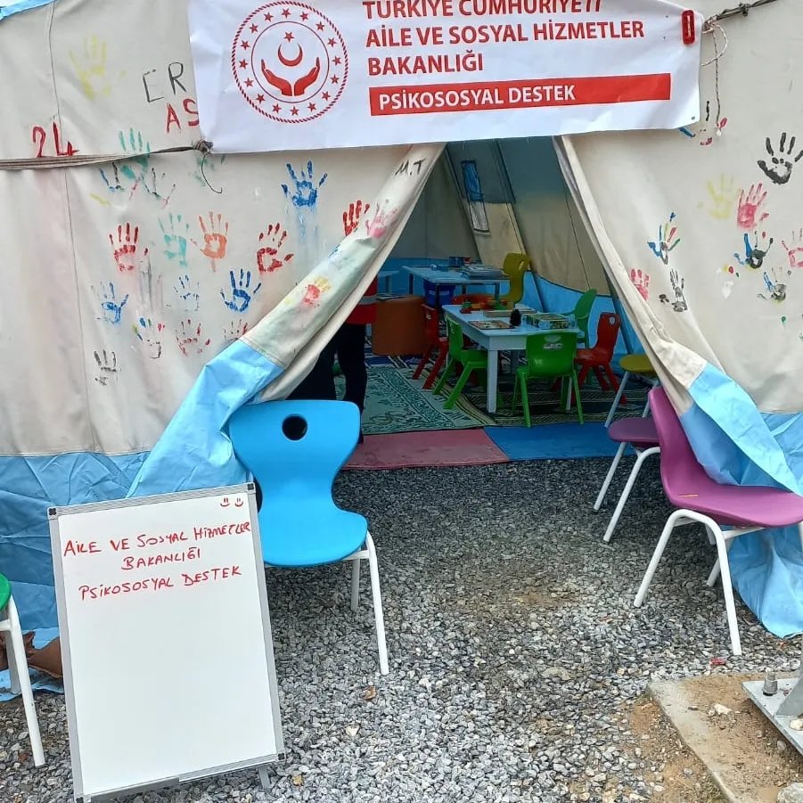 Malatya_ASHM's tweet photo. Psikososyal destek ekiplerimiz depremden etkilenen çocuklarımıza destek hizmeti sağlamaya devam ediyor.
📍Malatya
 Battalgazi Selçuk Ecza Deposu 
 #BirlikteGüçlüyüz
 #KırmızıYelekliler 

@deryayanikashb

@tcailesosyal https://t.co/A0UTI4Crfe