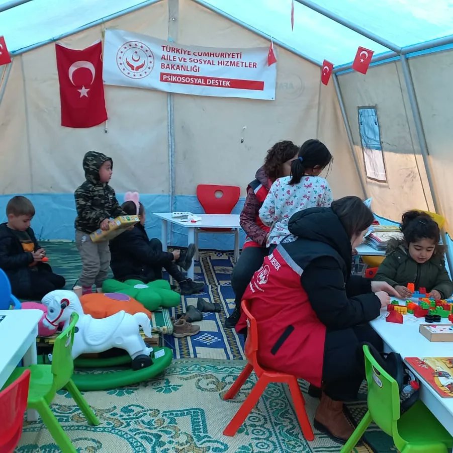 Malatya_ASHM's tweet photo. Psikososyal destek ekiplerimiz depremden etkilenen çocuklarımıza destek hizmeti sağlamaya devam ediyor.
📍Malatya
 Battalgazi Selçuk Ecza Deposu 
 #BirlikteGüçlüyüz
 #KırmızıYelekliler 

@deryayanikashb

@tcailesosyal https://t.co/A0UTI4Crfe