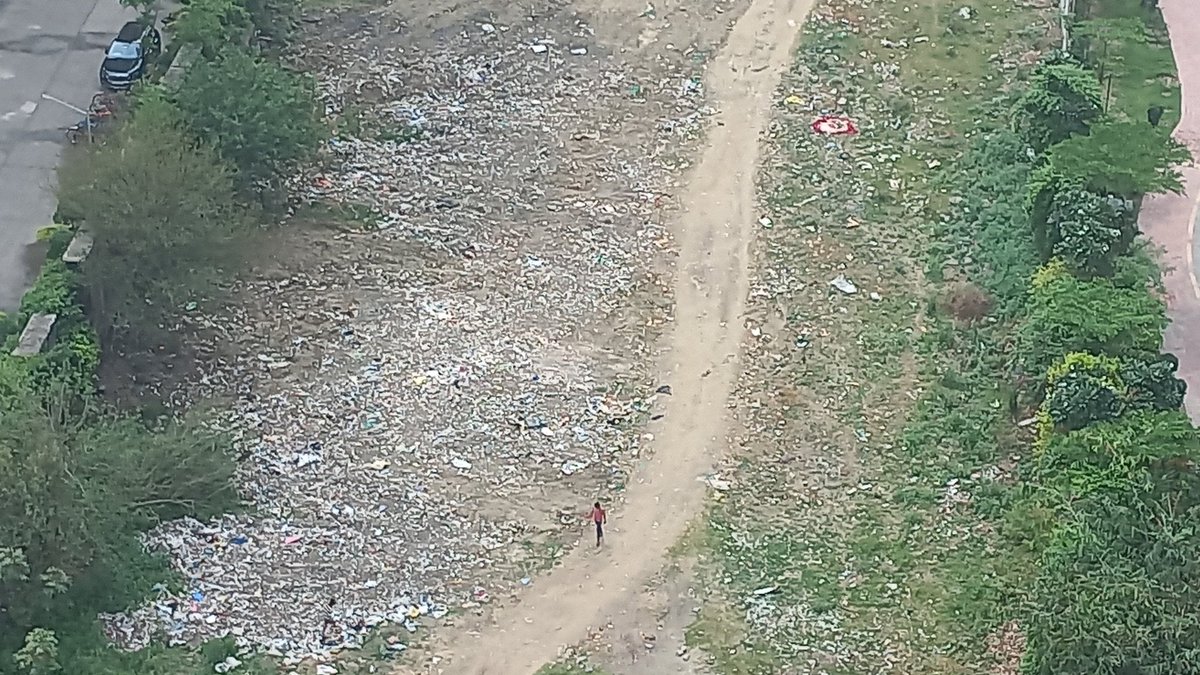 AmanGupta1984's tweet photo. @noida_authority @InduPrakashPCS @CeoNoida @PMOIndia @PankajSinghBJP 15-20 hazaar ka business tractor wale ne kar liya. Authorityko bhi 5000 rupye mil gaye. Par green land ki haalat yeh hai.

How will this be resolved now.

@CPCB_OFFICIAL https://t.co/kTzyNEt8sL