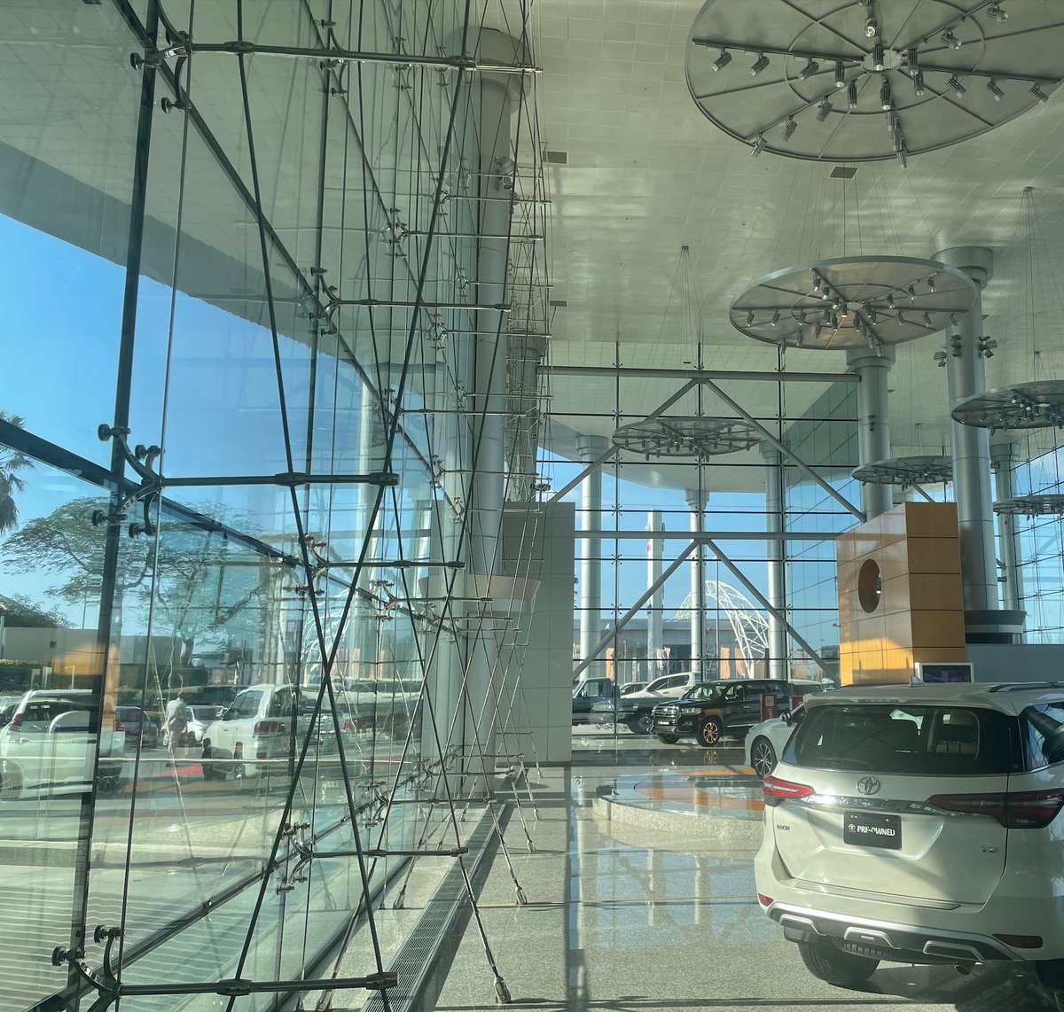 KaphsSA's tweet photo. The design intent was to create a sophisticated innovative design and environment to align with the Toyota brand, whilst also meeting the specific functional needs of Al Futtaim Motors. KAPHS-LISUS provided the complete engineering and supply of the facade system. https://t.co/CRKyErubyx