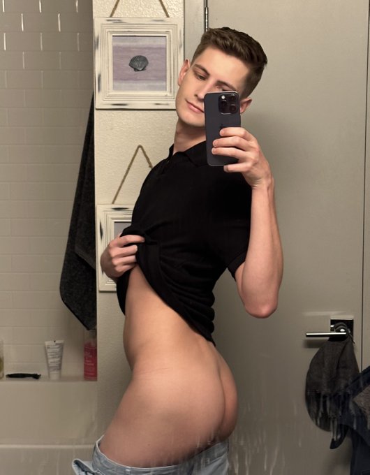 went commando today 😈 https://t.co/UQrWkq8GVs