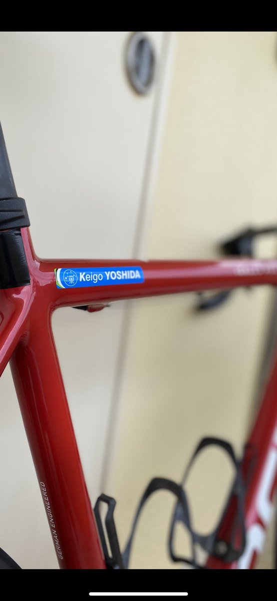 HmxqHIcRUj6g9Mq's tweet image. 赤いフレームに青いネームシールが映える✨　#csデザインワークス

#wakos/#GNLab/#essential2/#京都トヨタ/#yamatokogyo