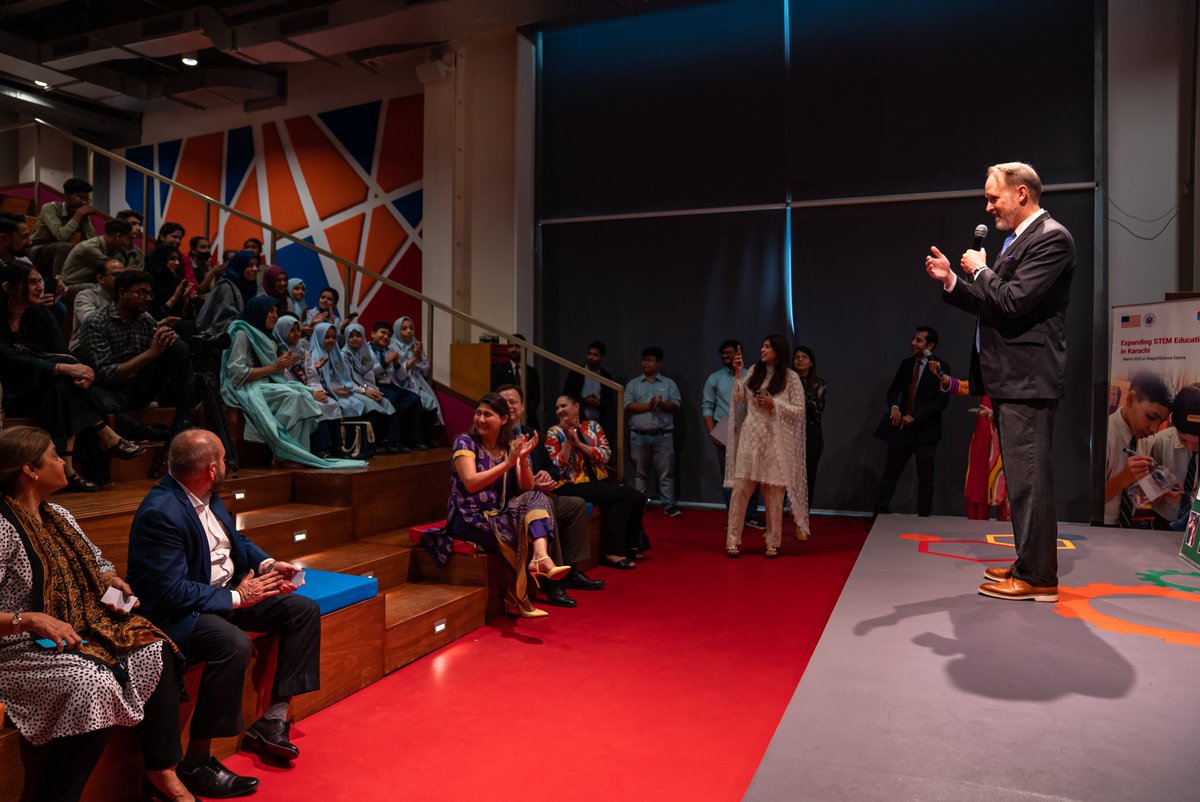 usconsulatekhi's tweet image. 1/3 Country Public Affairs Officer Will Ostick from @usembislamabad visited @DawoodTdf MagnifiScience center to meet the winners of STEM Competition under the U.S. Government initiative to promote STEM education in Karachi. #STEMeducation #USSupportingEducation #USPAK #USinPAK