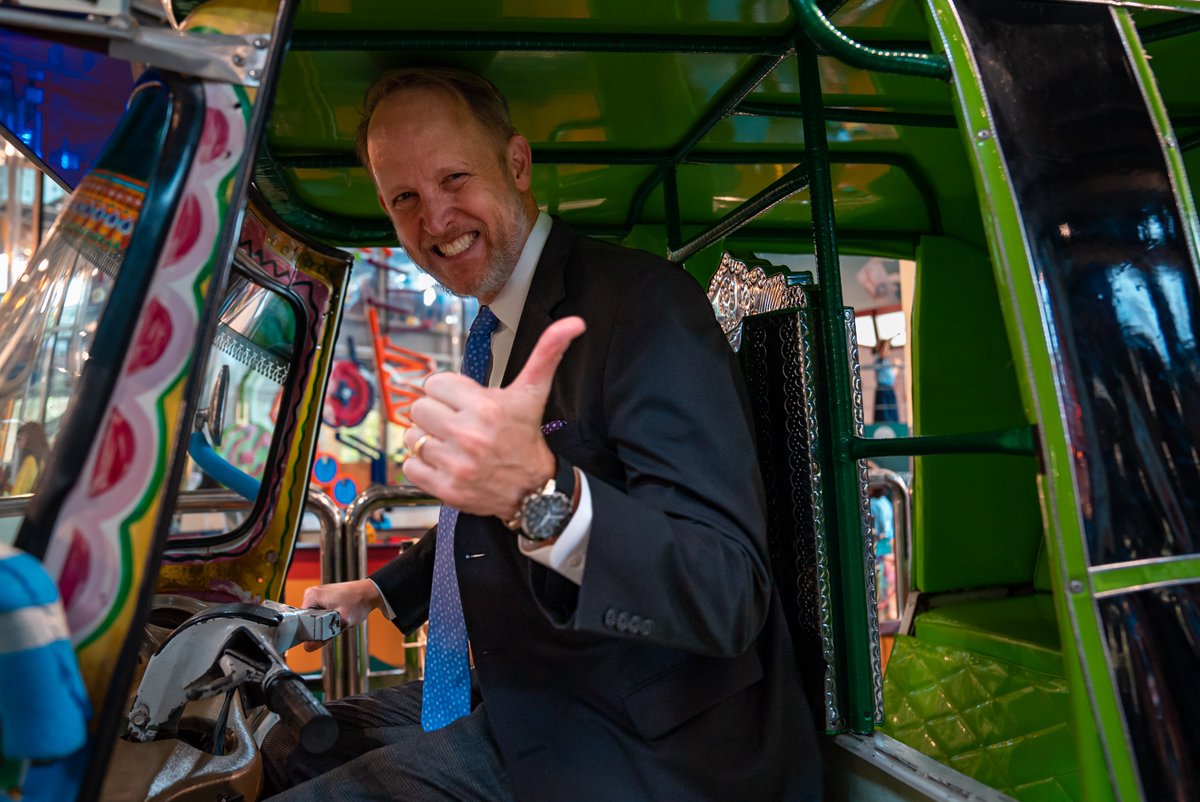 usconsulatekhi's tweet image. 1/3 Country Public Affairs Officer Will Ostick from @usembislamabad visited @DawoodTdf MagnifiScience center to meet the winners of STEM Competition under the U.S. Government initiative to promote STEM education in Karachi. #STEMeducation #USSupportingEducation #USPAK #USinPAK