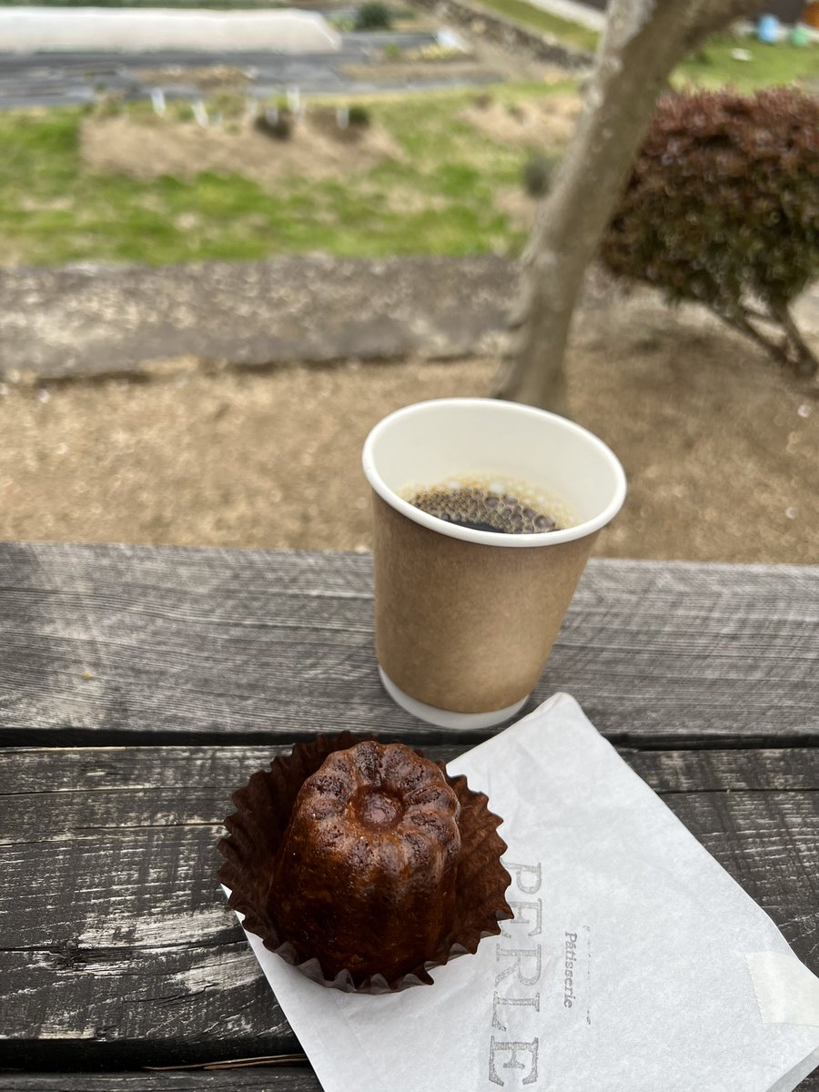 KG0091's tweet photo. 亀岡はカメオカアートボンチ、いちにちだけのさくひんてんin保津浜TERRACE
八太栄里さんの作品

画像一枚目の小品、雲の色が良かった！

あとペルルさんのカヌレ、外がカリッとしてめちゃめちゃ美味しい♪

ついでに石が崩れてみんなに見られてた冬眠中のトカゲw https://t.co/8VNgjxdLe7