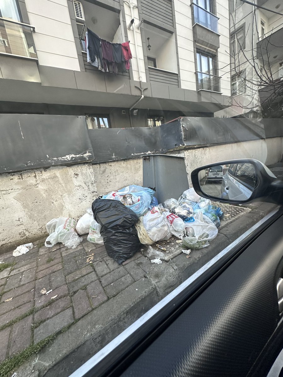 ArasSerce's tweet photo. @Pendik_Belediye @Pendik_Belediye  3 gündür burası bu durumda grev falanmı var mahalle kokuyor artık orhangazi mah rıza sokak https://t.co/ldXgZiBlrp