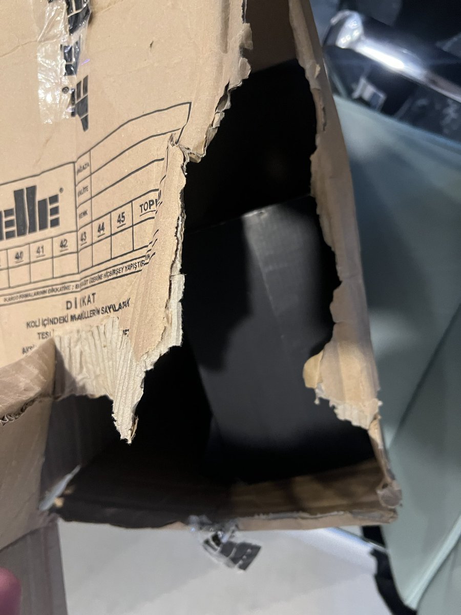 insirah2525's tweet photo. @elleshoescom ürün alırsın eksik gelir. Ararsın döneceğiz der 15 gün geçer dönmez. Firma yetkilisi şle konusmak istersin hiçbir şekilde bağlamazlar.  İletişim@elle diye bir maşl adresi var maşl atarsın dönmez . İletişimsiz kalırsın. Yakışmadı , acilen düzeltmeniz lazım https://t.co/BcpjxTvYYD