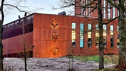 joshua_josprijs's tweet photo. Nieuwe Meldkamer Oost - Nederland aan de Europaweg in #Apeldoorn vandaag in gebruik.
#meldkameroostnederland #MKON #ambulance #politie #brandweer @Meldkamer_LMS @112alarm_MON
@VNOGregio @ggdnog https://t.co/U5vt3GncJp