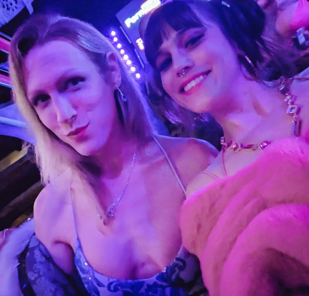 Nyxi Leon on Twitter: "So uhhhhhhhh who's gonna be working with these two gorgeous bishes in