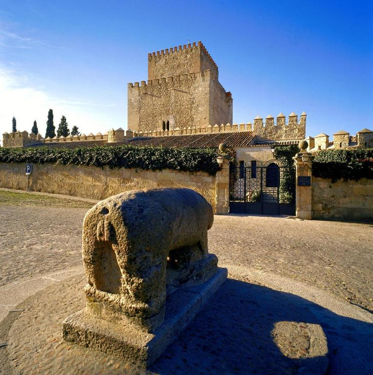 LosPueblosmbe's tweet photo. Ciudad Rodrigo (Salamanca), es una insigne plaza fortificada sobre un cerro rocoso a orillas del río Águeda y a los pies de la Sierra de Gata. Sus muros encierran un rico patrimonio de edificios civiles y religiosos, encabezados por su Catedral y su Castillo. https://t.co/lovqC0GInC