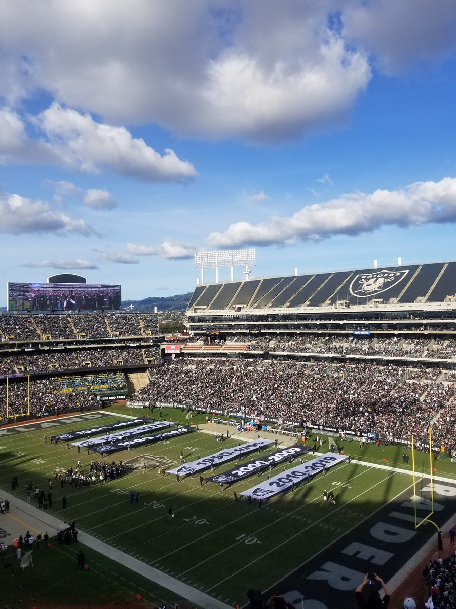 CmonCity10's tweet photo. #RaiderNation for life baby! It don’t matter who’s the coach, gm, qb, cheerleader, whatever!!! It don’t matter if we’re in LA, Oakland, Vegas! RN4L 🏴‍☠️ https://t.co/RFoiUsLUCR