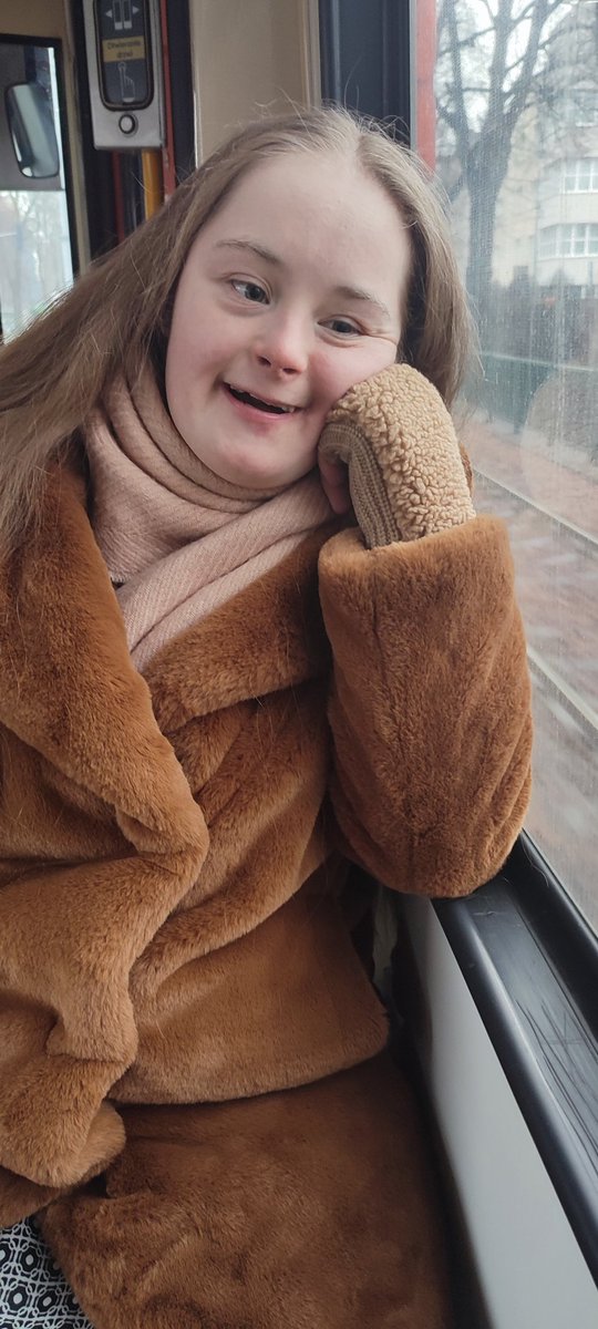 Dziś jest też Światowy Dzień Osób z Zespołem Downa.Z okazji tego dnia życzymy z Karolcią wszystkim osobom z zespołem Downa oraz ich rodzinom i opiekunom przede wszystkim zdrowia, jak najwięcej życzliwości i spełnienia marzeń💚💚💚
Załóżcie dziś dwie różne skarpetki🙂