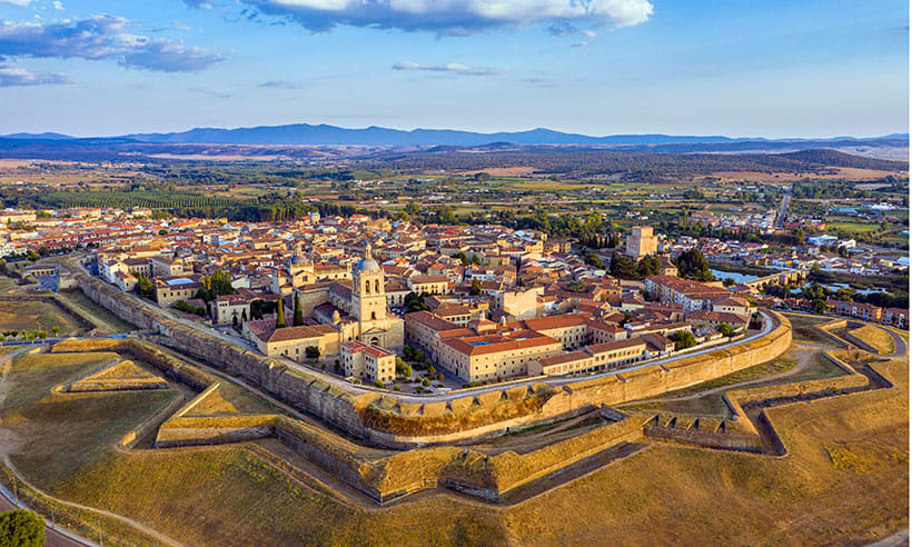 LosPueblosmbe's tweet photo. Ciudad Rodrigo (Salamanca), es una insigne plaza fortificada sobre un cerro rocoso a orillas del río Águeda y a los pies de la Sierra de Gata. Sus muros encierran un rico patrimonio de edificios civiles y religiosos, encabezados por su Catedral y su Castillo. https://t.co/lovqC0GInC
