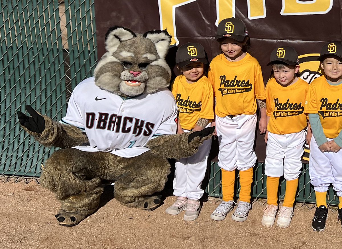EastValleyBB's tweet photo. Dbacks mascot Baxter came out the Espee for the start of the Spring 2023 Season!  Such a fun time having him take pictures with all the Tball players! https://t.co/oug8GWX7Hh