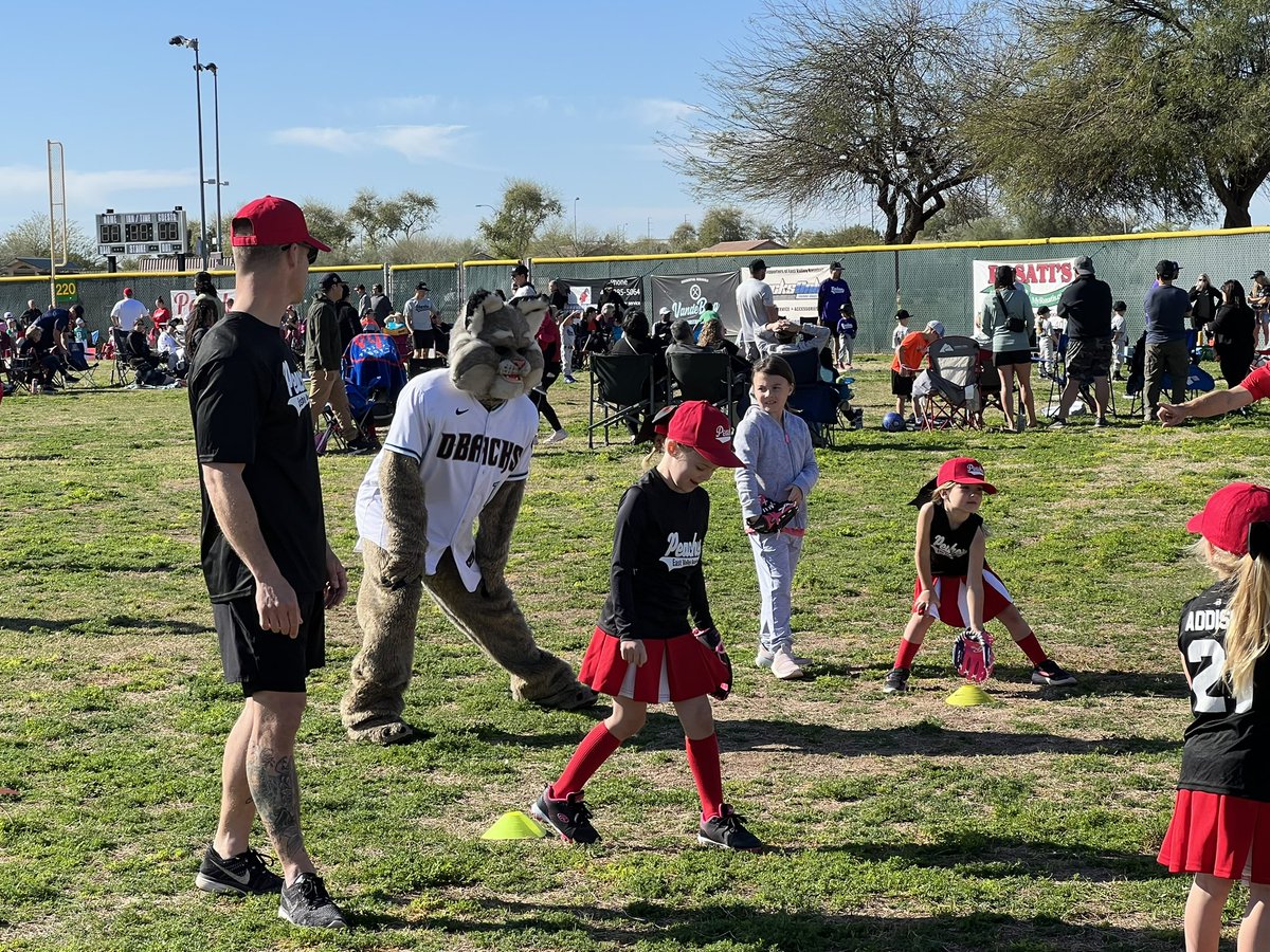 EastValleyBB's tweet photo. Dbacks mascot Baxter came out the Espee for the start of the Spring 2023 Season!  Such a fun time having him take pictures with all the Tball players! https://t.co/oug8GWX7Hh