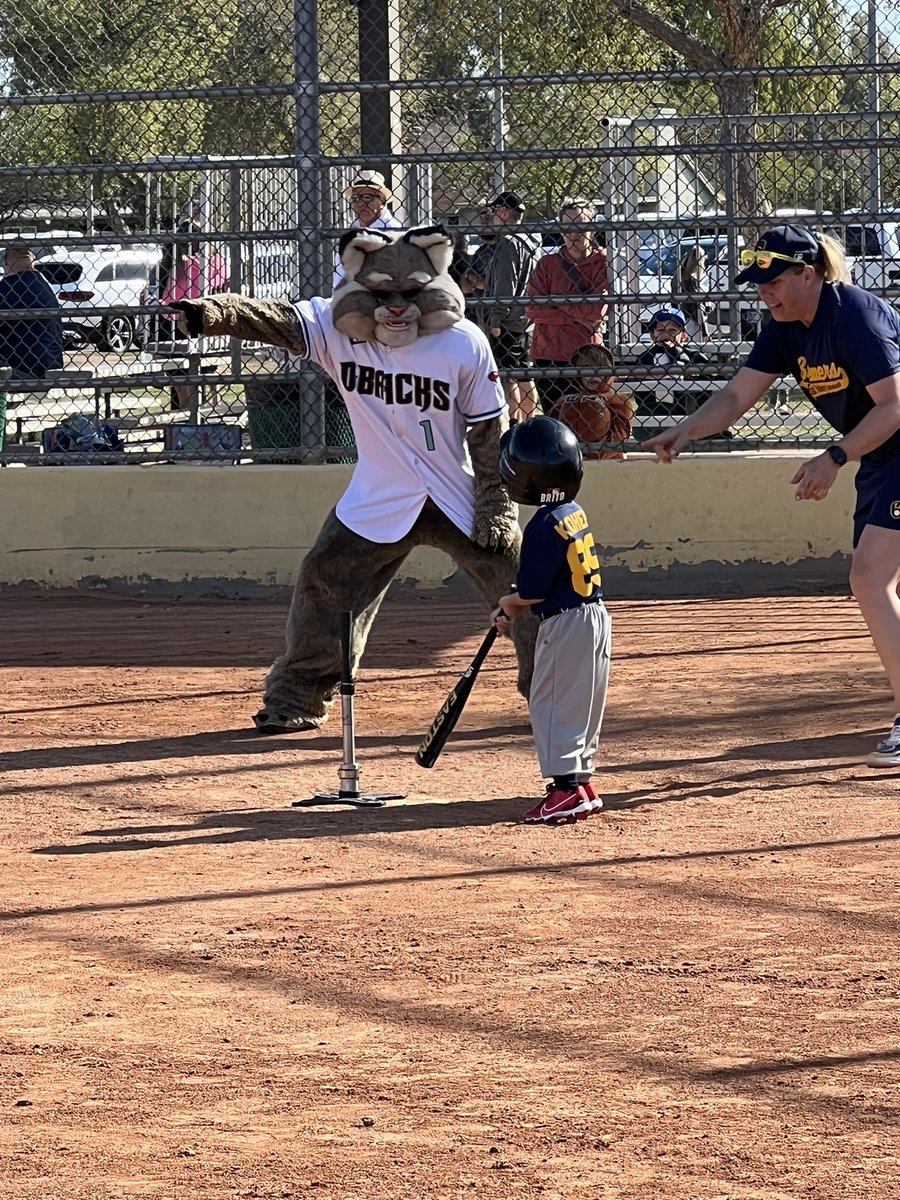 EastValleyBB's tweet photo. Dbacks mascot Baxter came out the Espee for the start of the Spring 2023 Season!  Such a fun time having him take pictures with all the Tball players! https://t.co/oug8GWX7Hh