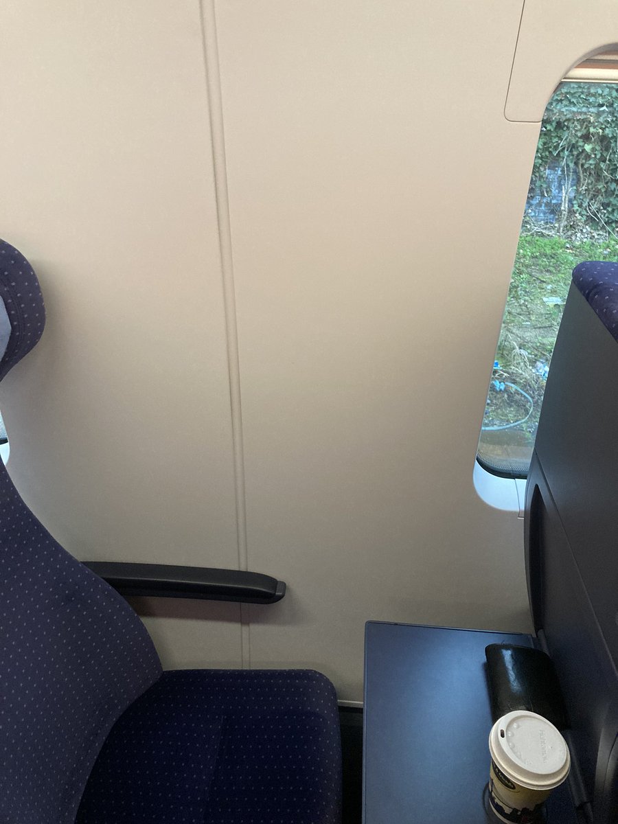Richtig geil, wenn man einen Fensterplatz für eine lange Bahnfahrt reserviert hat. Danke <a href="/DB_Bahn/">Deutsche Bahn Personenverkehr</a>
