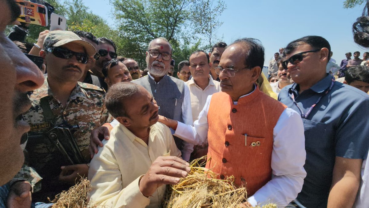 OfficeofSSC's tweet image. मुख्यमंत्री श्री @ChouhanShivraj ने विदिशा जिले की गुलाबगंज तहसील के ग्राम मूडरा गणेशपुर में ओलावृष्टि एवं अतिवर्षा से प्रभावित फसलों का जायजा लिया और संकटग्रस्त किसानों को सहायता का आश्वासन दिया।