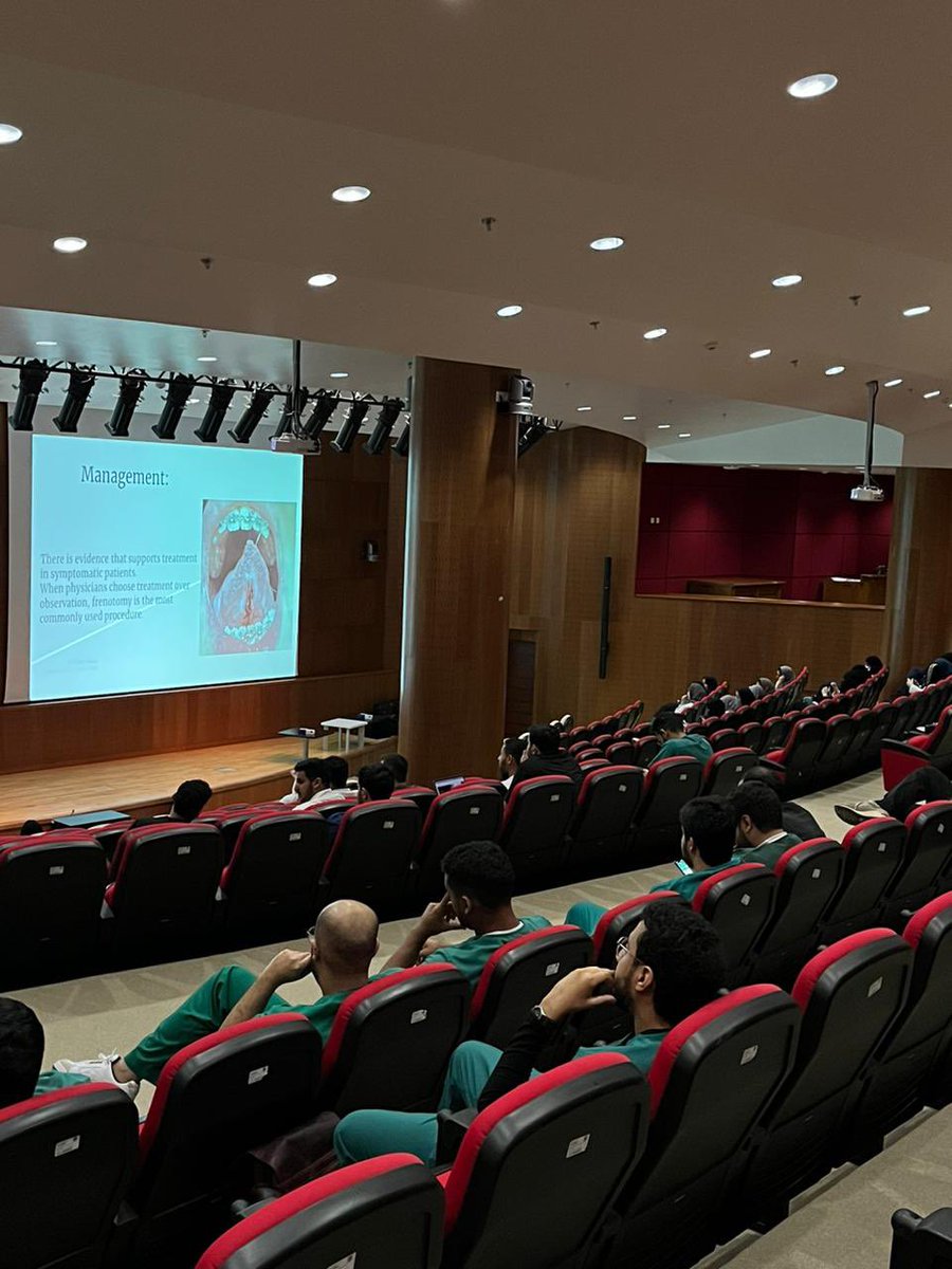ITPdent_ksu's tweet photo. #يحدث_الان
العروض التقديمية للحالات السريرية التعليمية أطباء وطبيبات الامتياز كلية طب الأسنان. https://t.co/HBBRAPhzMo