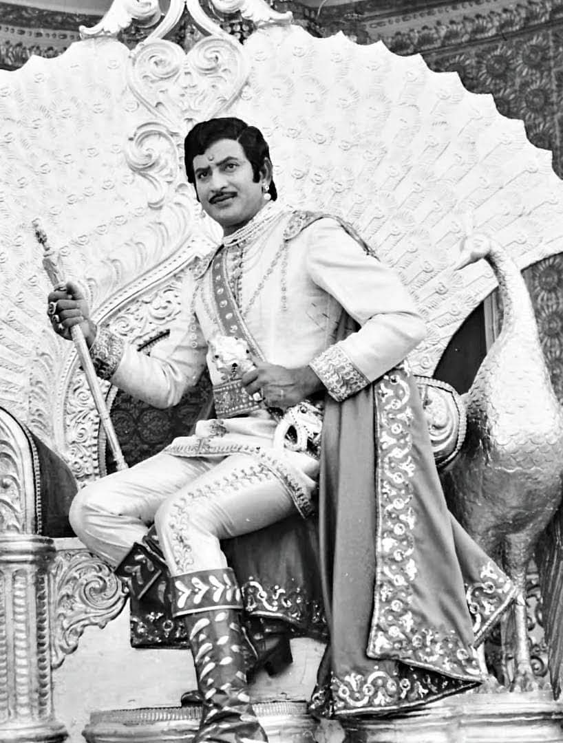 sreejasuper1's tweet photo. 1986 BOXOFFICE #Simhasanam Pye SUPER STAR ⭐KRISHNA SIVA THANDAVaM🔥🔥💥💥 VIJAYAWADA CITY LO 8 THEATRES Release Main theatre RAJ7OMM 54 Days (daily 4Shows) continue HOUSE FULLS ALLTIME RECORD Super star Krishna #Simhasanam #👌 #SSKLivesOn 🙏#Tollywood 👌 #TeluguCinema 👌 https://t.co/nRMDW4x4es