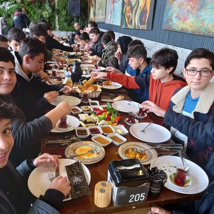 Son sınıf öğrencilerimizle geleneksel kahvaltı etkinliğimizi gerçekleştirdik.