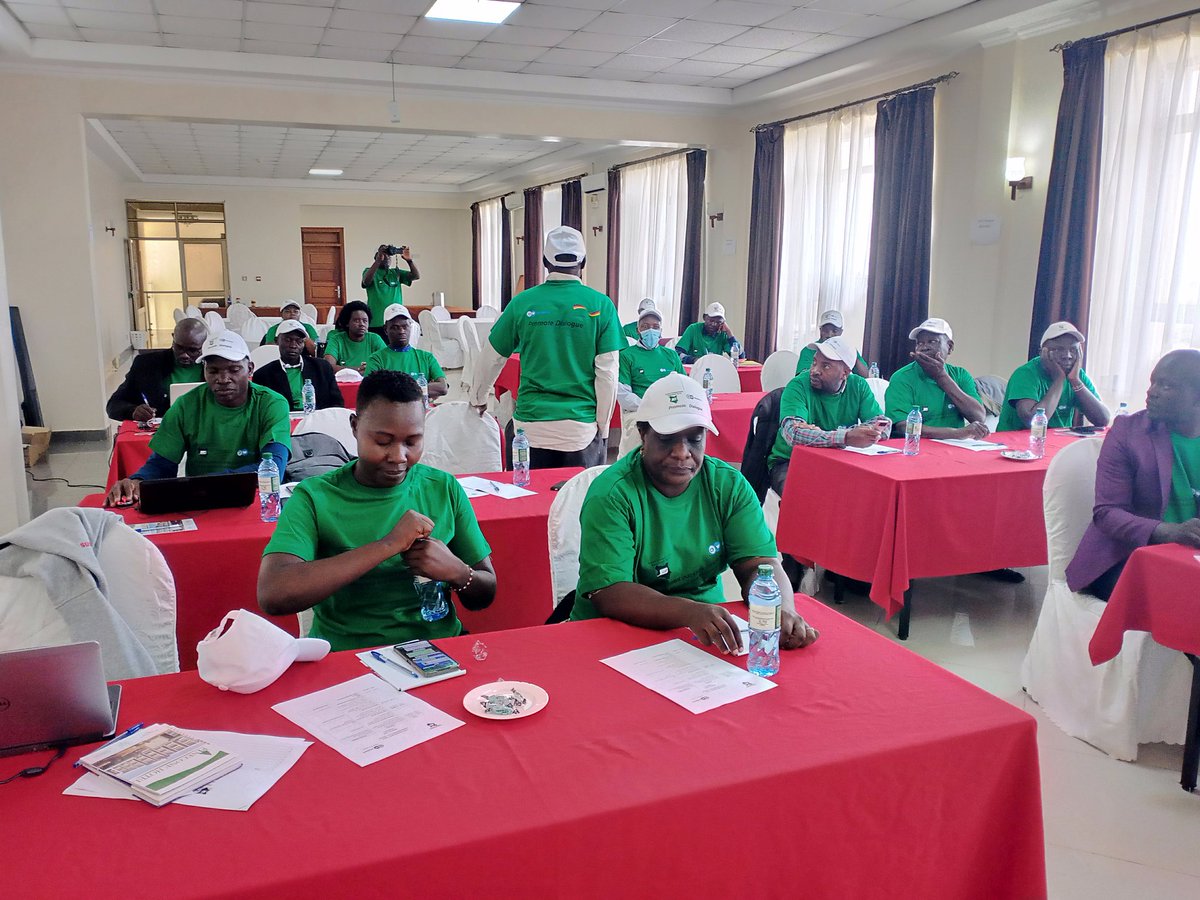 KCA_KENYA's tweet photo. Today we're having Crisis Communication Chapter review meeting in kisumu.  Our main aim is to dialogue with communities on issues affecting the society.
@dw_akademie 
@TIKenya 
@AMWIK 
@MediaCouncilK 
@KUJ_Kenya 
@KenyaEditors https://t.co/YykLjY6EbB