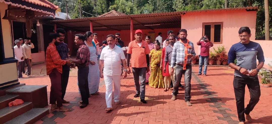 ಮಲ್ದಾರೆ ಗ್ರಾಮ ಪಂಚಾಯಿತಿ ವ್ಯಾಪ್ತಿಯ ಬಾಡಗ ಬಾಣoಗಾಲ ಮಠ ಶ್ರೀ ಮುತ್ತಪ್ಪ ದೇವಸ್ಥಾನದ ಕಾರ್ಯಕ್ರಮದಲ್ಲಿ ಭಾಗವಹಿಸಲಾಯಿತು.
#BJPYeBharavase #KGBopaiah #Kodagu #BJP4IND #bjpkarnataka #KGB