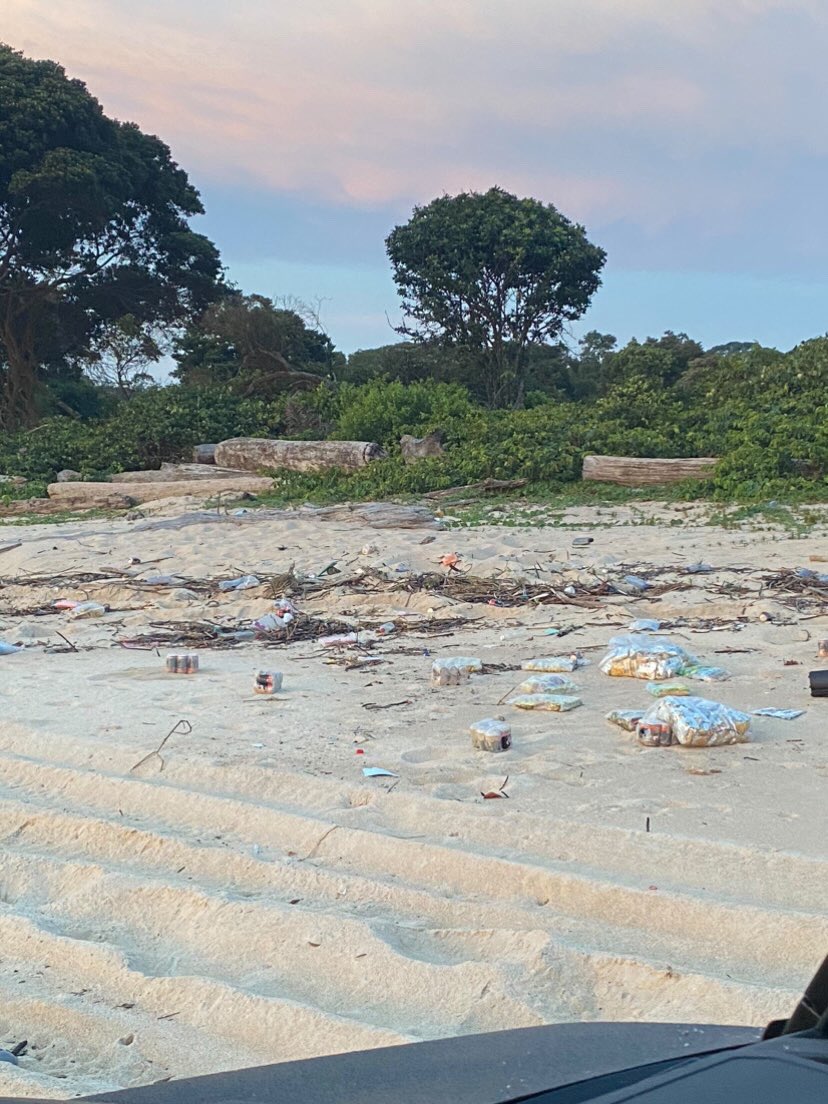 ysk10k's tweet photo. La tragédie de l’Esther Miracle résonne sur les bords de Pongara et Gombe.
Depuis une semaine nos éléphants, sitatungas et buffles assistent au rejet interminable des déchets du bateau, polluant ainsi nos plages protégées sur des centaines de mètres. #Gabon https://t.co/CyH5IjGK03