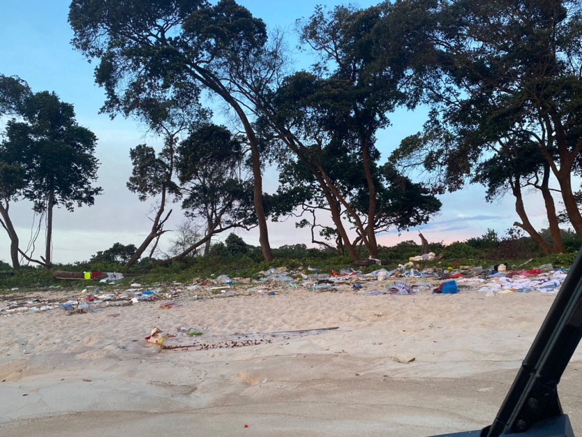 ysk10k's tweet photo. La tragédie de l’Esther Miracle résonne sur les bords de Pongara et Gombe.
Depuis une semaine nos éléphants, sitatungas et buffles assistent au rejet interminable des déchets du bateau, polluant ainsi nos plages protégées sur des centaines de mètres. #Gabon https://t.co/CyH5IjGK03