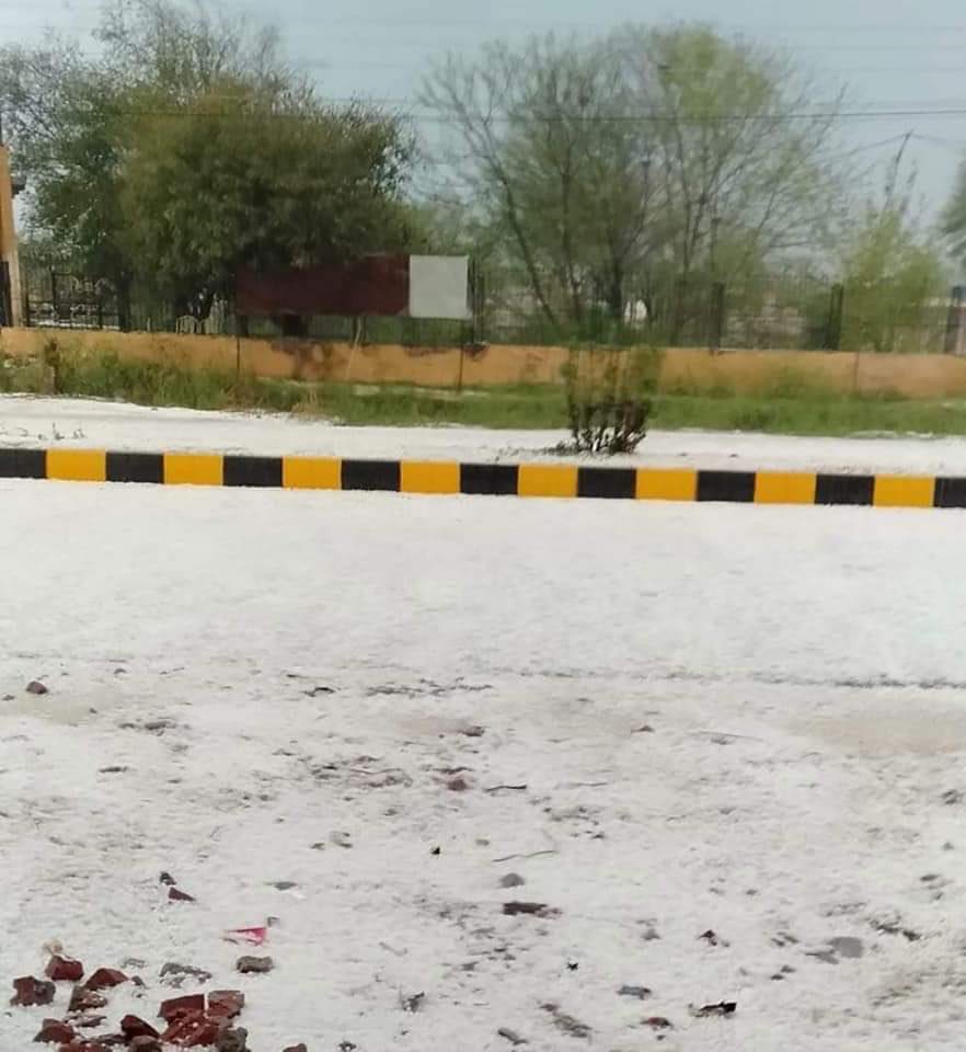PakistanNature's tweet photo. Hail storm at Mandi Bahauddin, Pakistan 

#Pakistan https://t.co/c1Y7NjVN1w