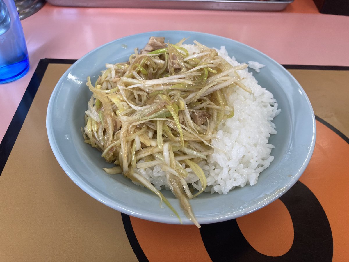 dungeonmeshi5's tweet image. ラーメンショップ東大室店
味噌チャーシュー1.5玉＋ネギライス
麺硬め味濃いめアブラ多めにて。
本日は味噌を注文。
味濃いめアブラ多めはどんなものかと思いましたが、やはり美味し。
美味しいネギライスもわりかし多めで腹パンです。
ご馳走様でした。