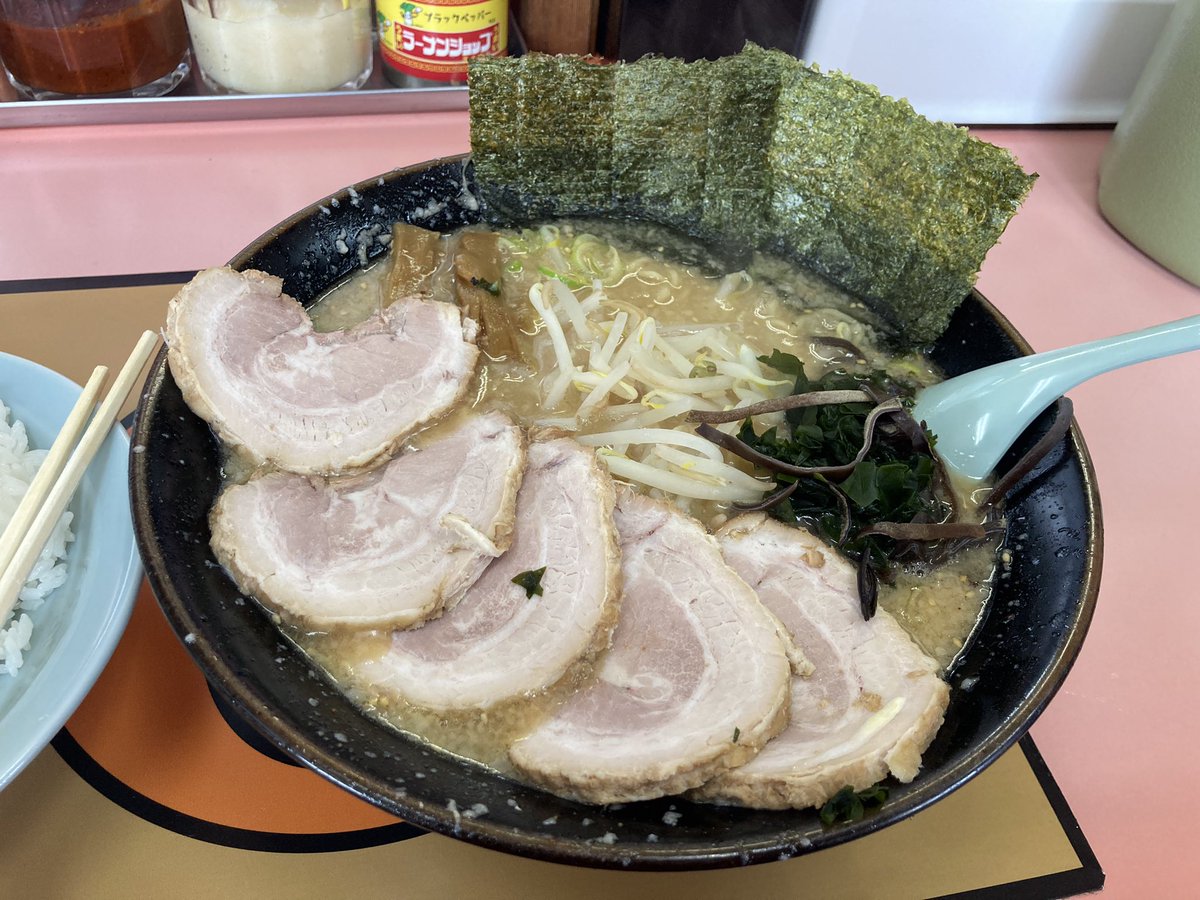 dungeonmeshi5's tweet image. ラーメンショップ東大室店
味噌チャーシュー1.5玉＋ネギライス
麺硬め味濃いめアブラ多めにて。
本日は味噌を注文。
味濃いめアブラ多めはどんなものかと思いましたが、やはり美味し。
美味しいネギライスもわりかし多めで腹パンです。
ご馳走様でした。