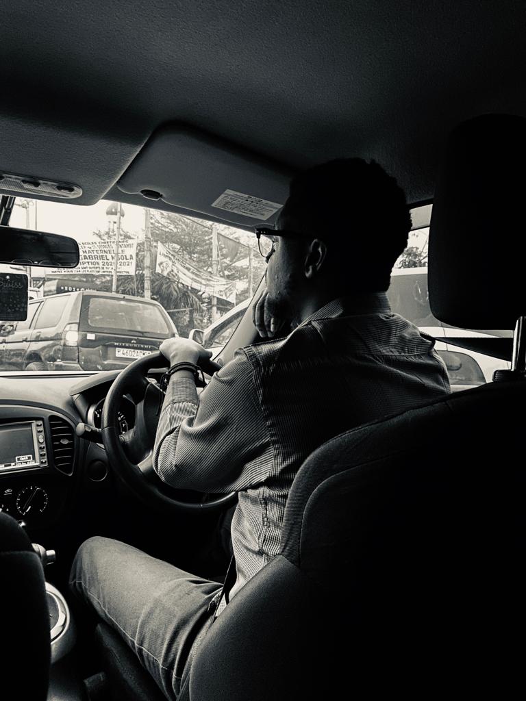 rudyyaone's tweet photo. "Les embouteillages à Kinshasa peuvent être source de stress, mais ils nous offrent aussi l'opportunité d'être créatifs dans la gestion de notre temps. Transformons l'attente en productivité ! #créativité #gestiondutemps #Kinshasa #RDC https://t.co/Duw6IbtLb4