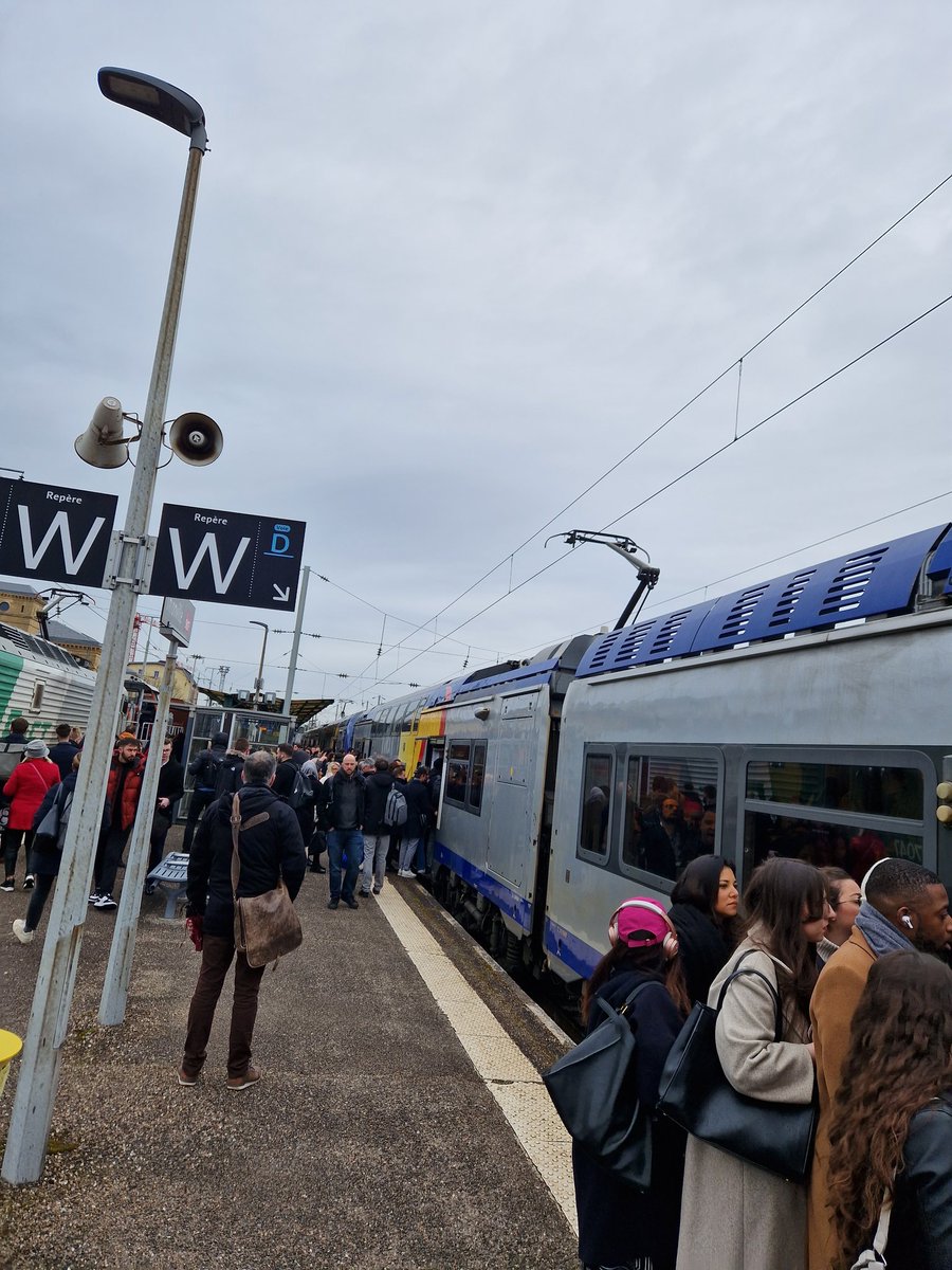 thomas_rameau's tweet photo. Un grand merci @TERGrandEst @GroupeSNCF pour tout ça, merci de de ne penser qu'à vous et nous imposer VOS choix politiques en faisant grève sans arrêts, encore une fois vous ne vallez pas mieux que notre gouvernement https://t.co/pvTVrp7VBg