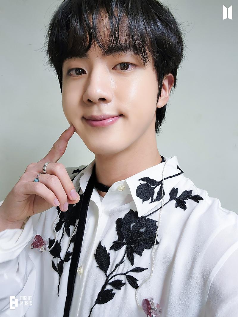BTS_inValencia's tweet photo. Es mejor cruzar la línea que mirarla fijamente el resto de tu vida 🫶🏻
BUENOS DIAS ☀️ Y FELIZ MARTES 💜
@BTS_twt #BTS #ArmySpain 
#JIN #SEOKJIN #KimSeokjin
#방탄소년단진 #석진 #김석진
Comenta utilizando los # 😉 https://t.co/MKDzwh1zeQ